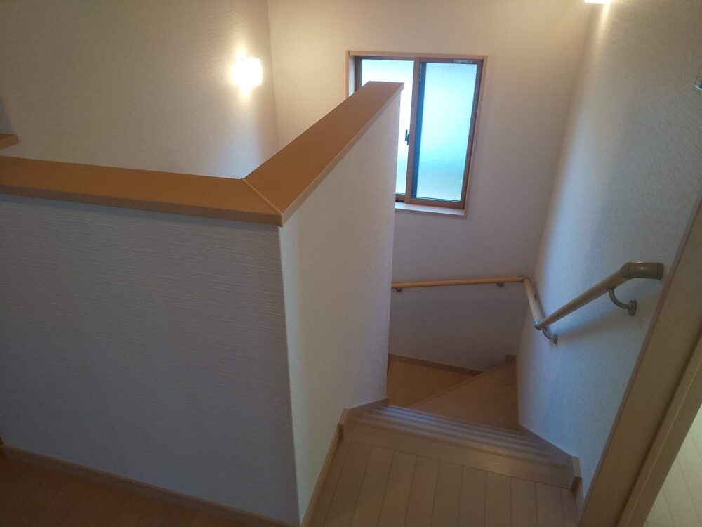 キッチンから玄関からどちらからも続く広い収納がある家