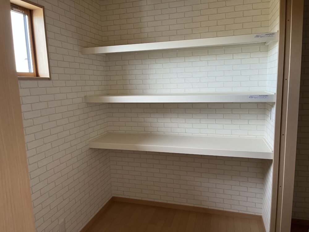 キッチンから玄関からどちらからも続く広い収納がある家