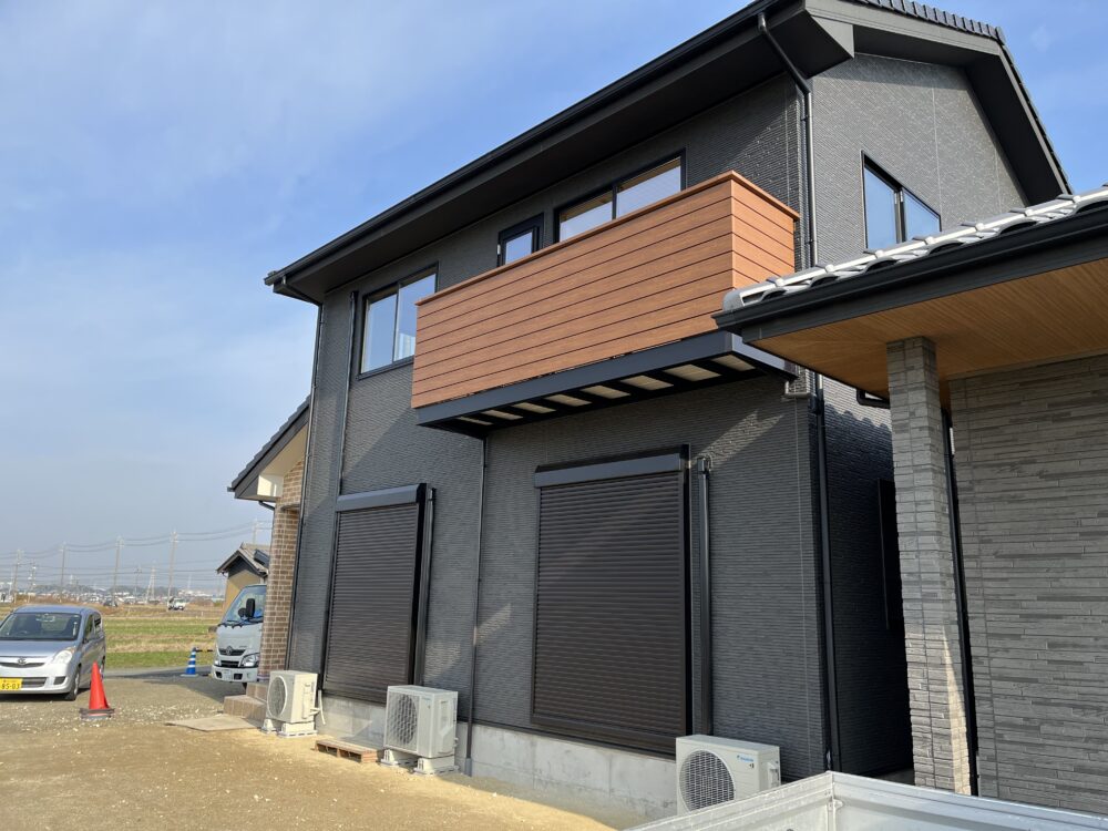 キッチンから玄関からどちらからも続く広い収納がある家