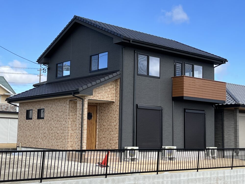 キッチンから玄関からどちらからも続く広い収納がある家