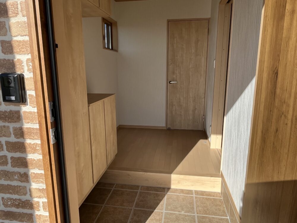 キッチンから玄関からどちらからも続く広い収納がある家