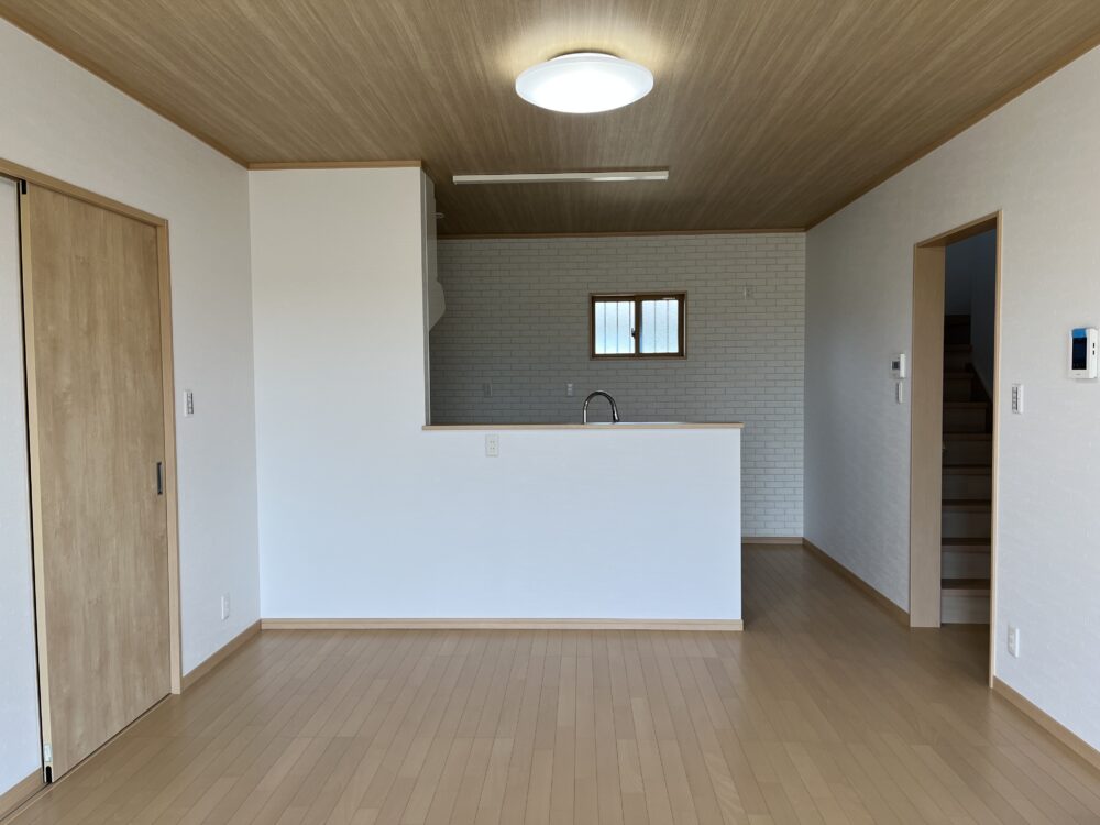 キッチンから玄関からどちらからも続く広い収納がある家