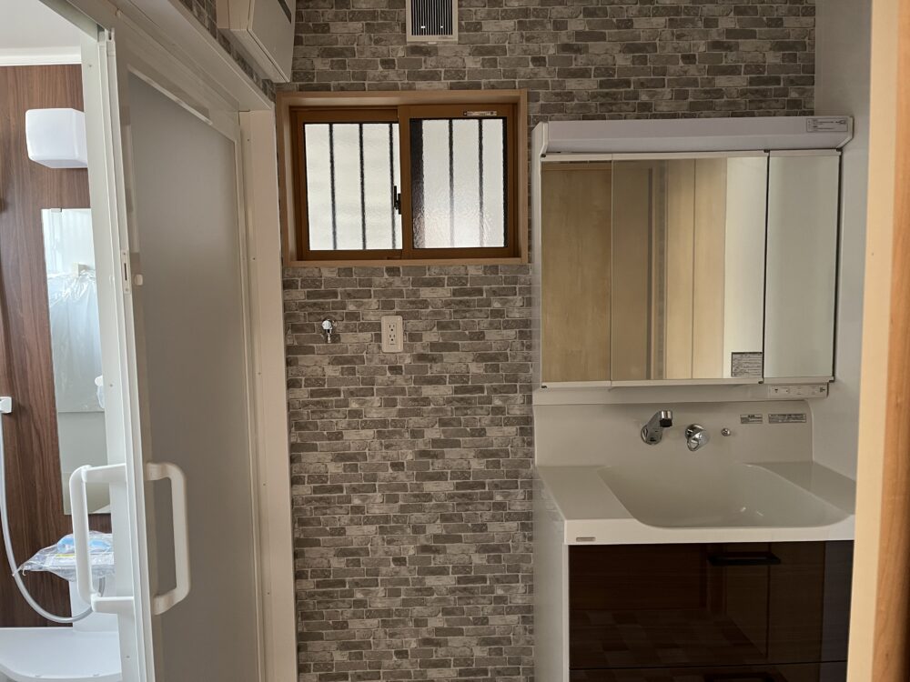 キッチンから玄関からどちらからも続く広い収納がある家