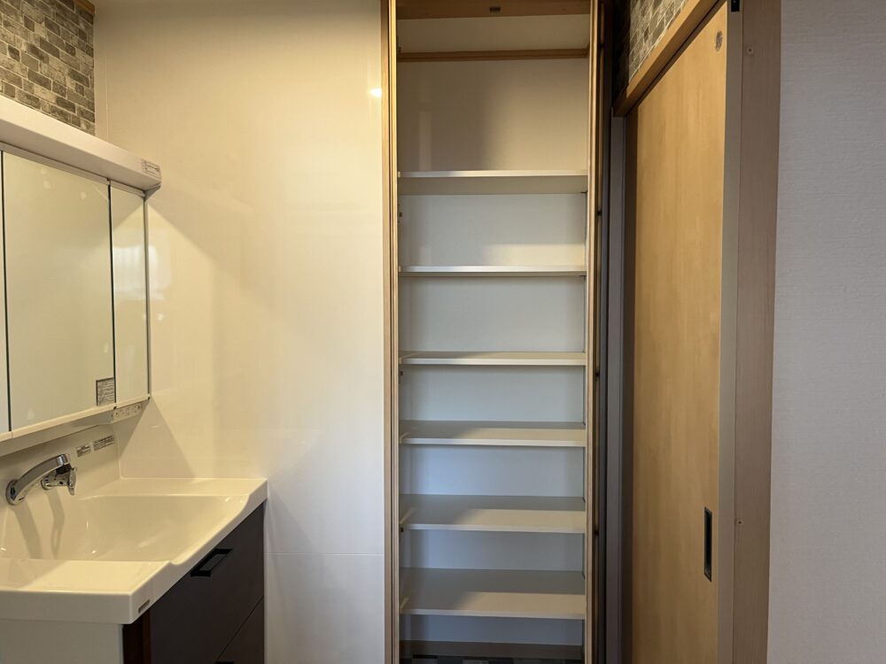 キッチンから玄関からどちらからも続く広い収納がある家