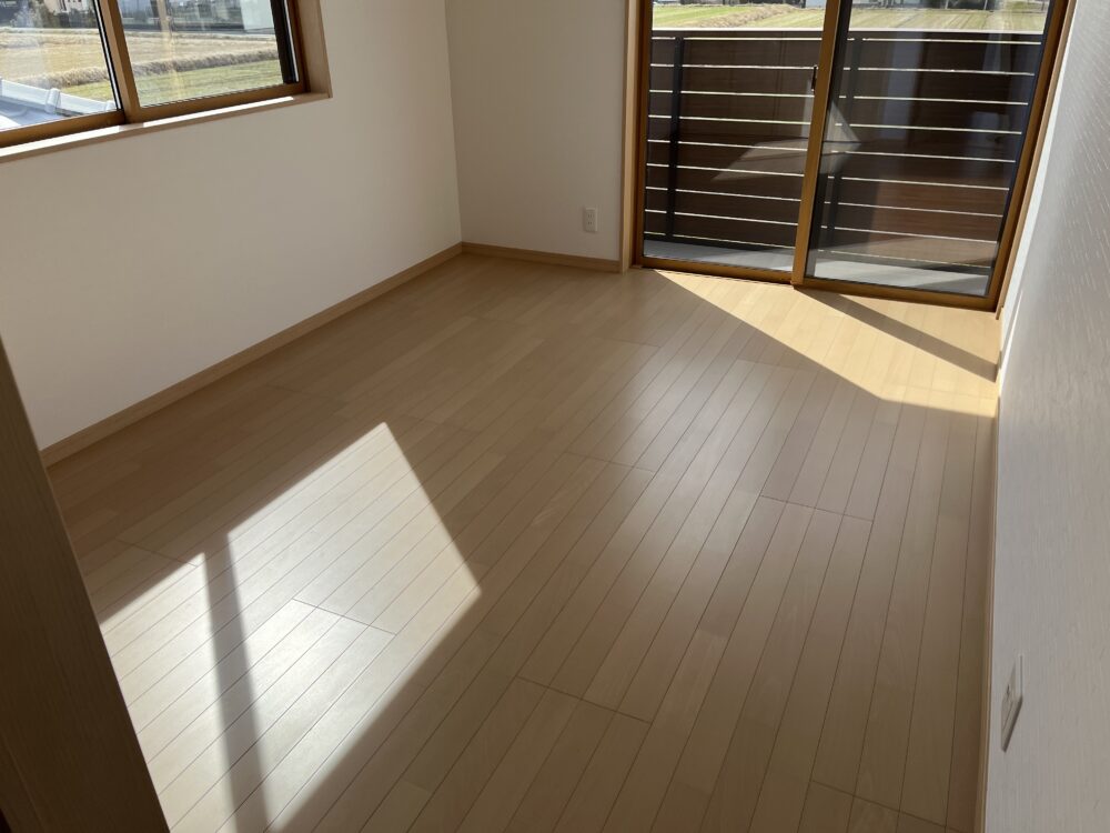 キッチンから玄関からどちらからも続く広い収納がある家