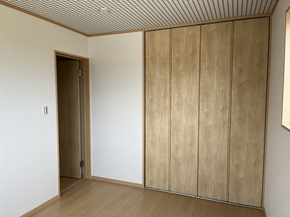 キッチンから玄関からどちらからも続く広い収納がある家