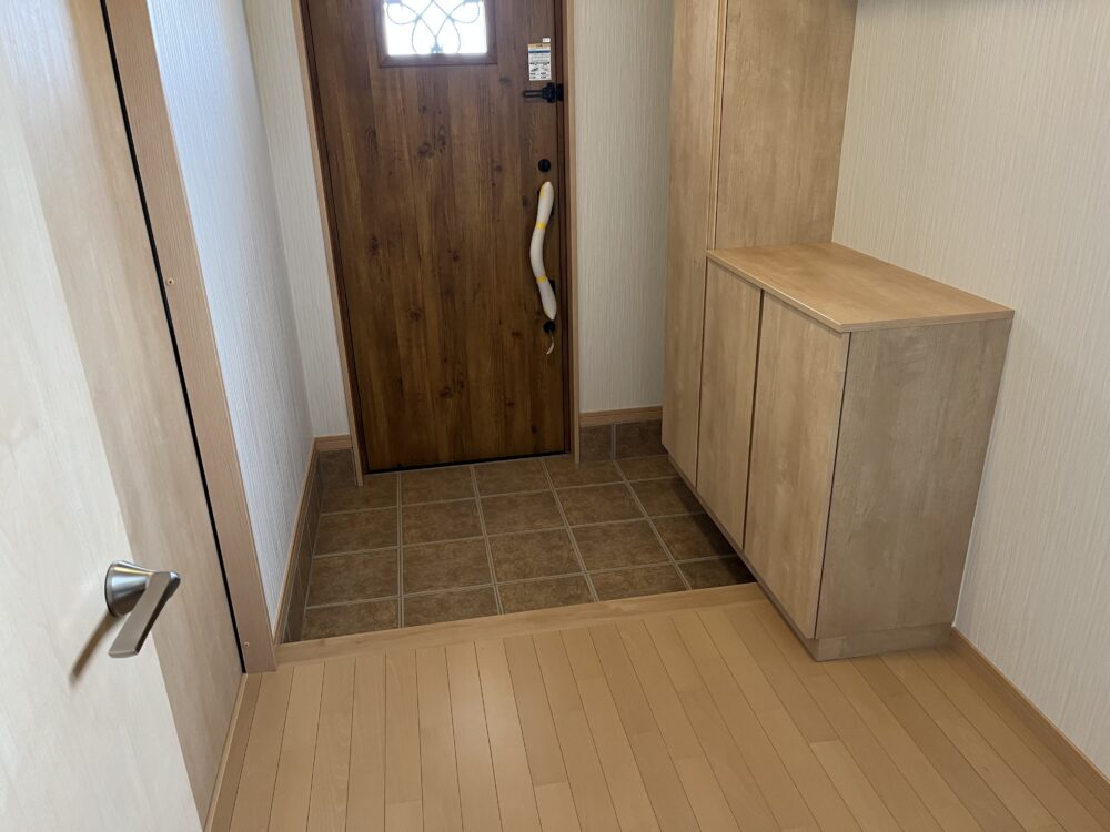 キッチンから玄関からどちらからも続く広い収納がある家