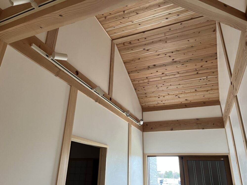 一般より広い梁間隔2間半梁(4,550)の広々LDKの住まい