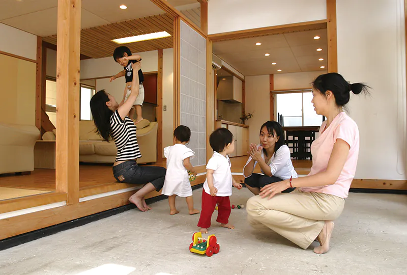 土間で遊ぶ子どもたち