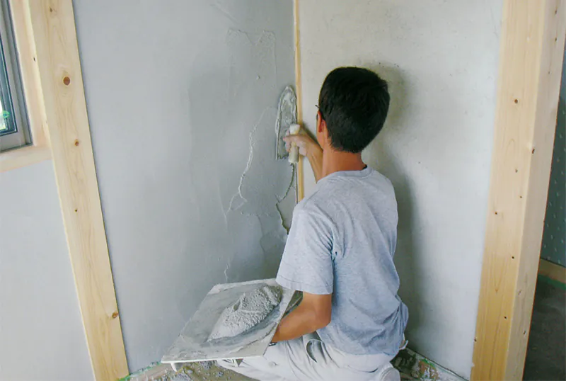 自然素材の家 漆喰の塗り壁 左官職人