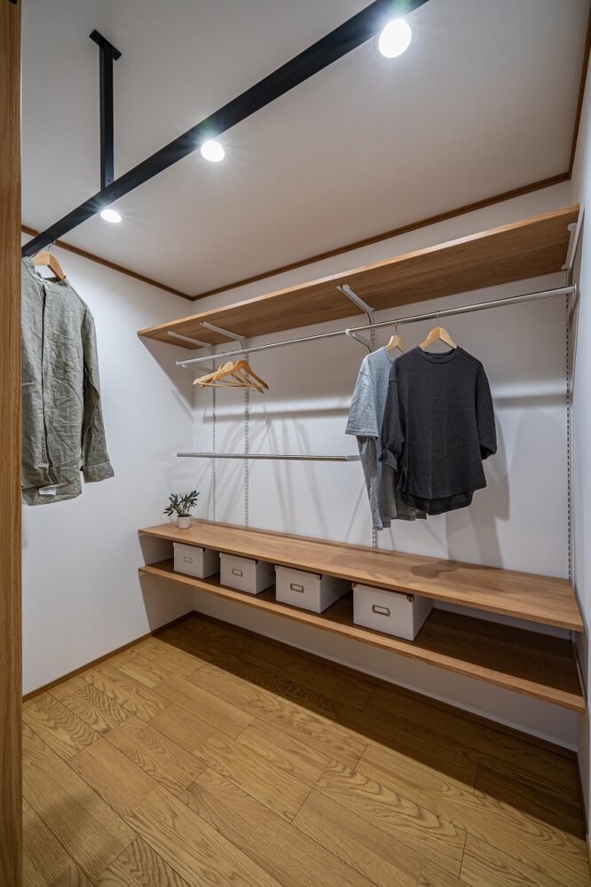 広々リビングにストリップ階段のある家