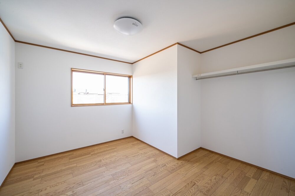 広々リビングにストリップ階段のある家