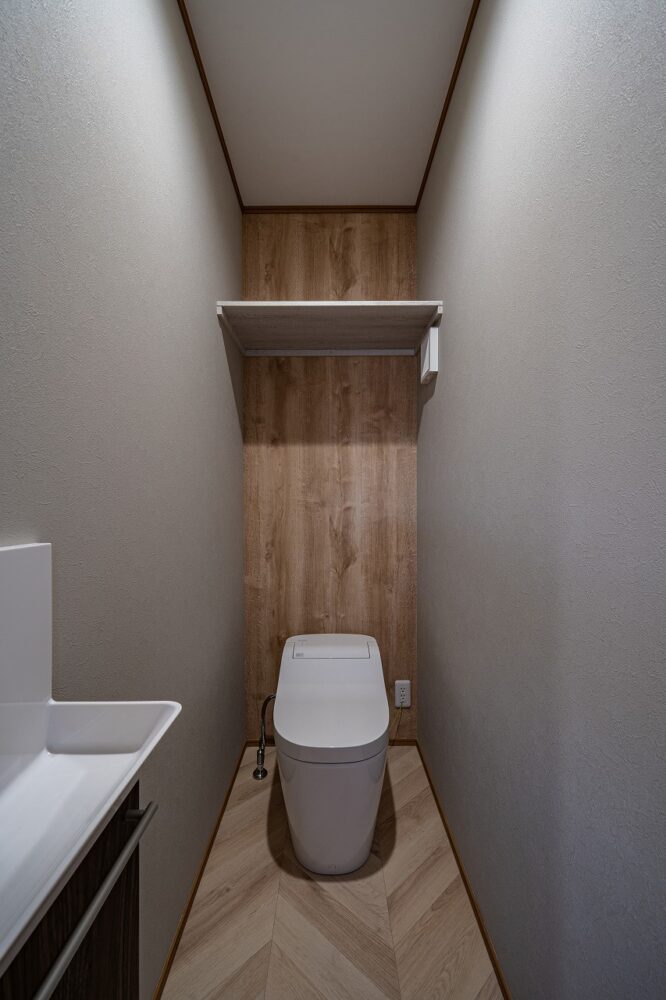 広々リビングにストリップ階段のある家