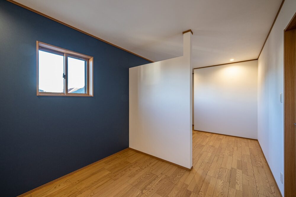 広々リビングにストリップ階段のある家