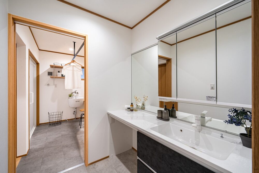 広々リビングにストリップ階段のある家