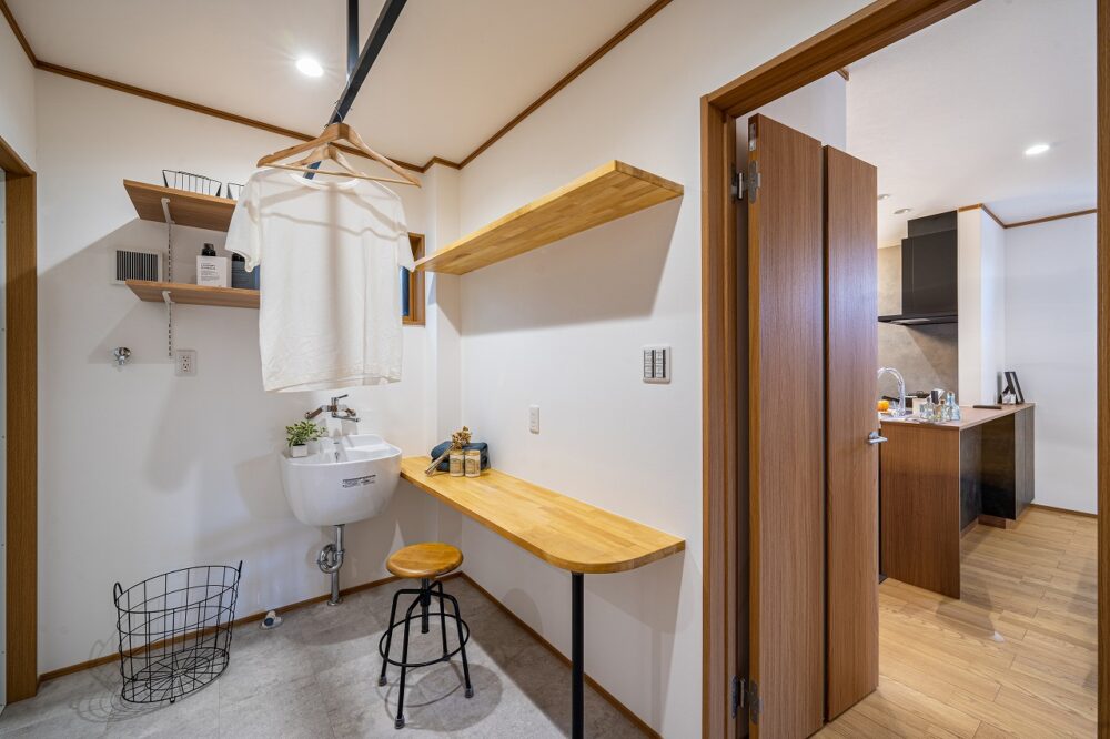 広々リビングにストリップ階段のある家