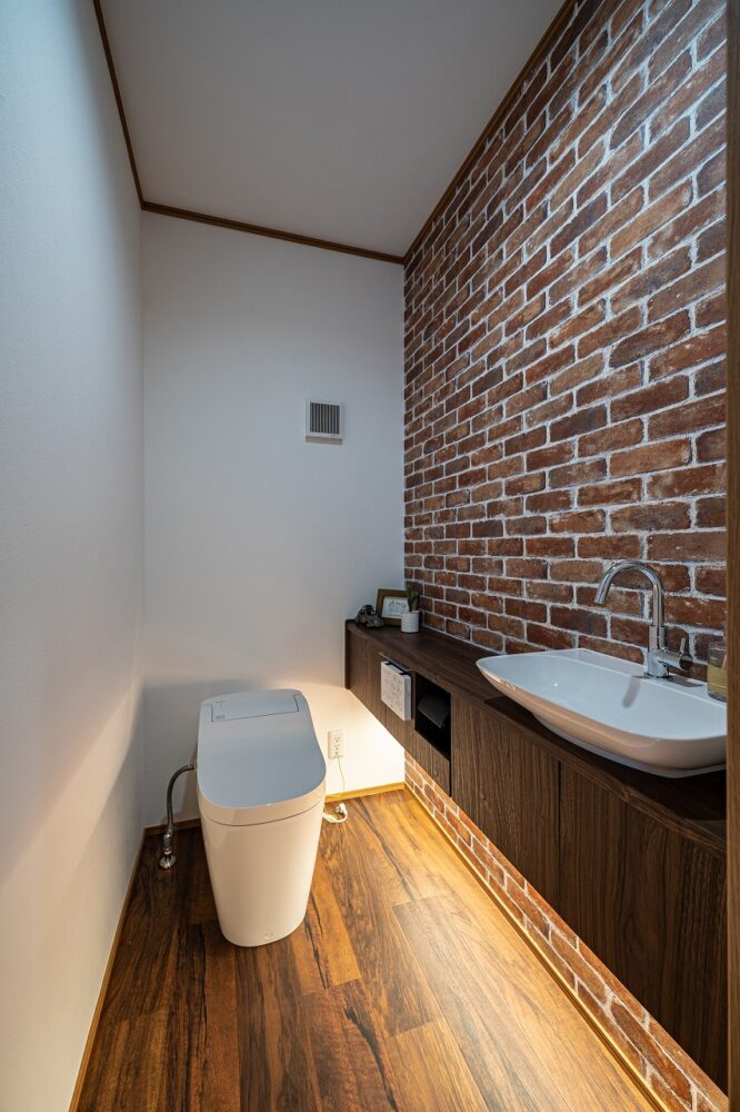 広々リビングにストリップ階段のある家