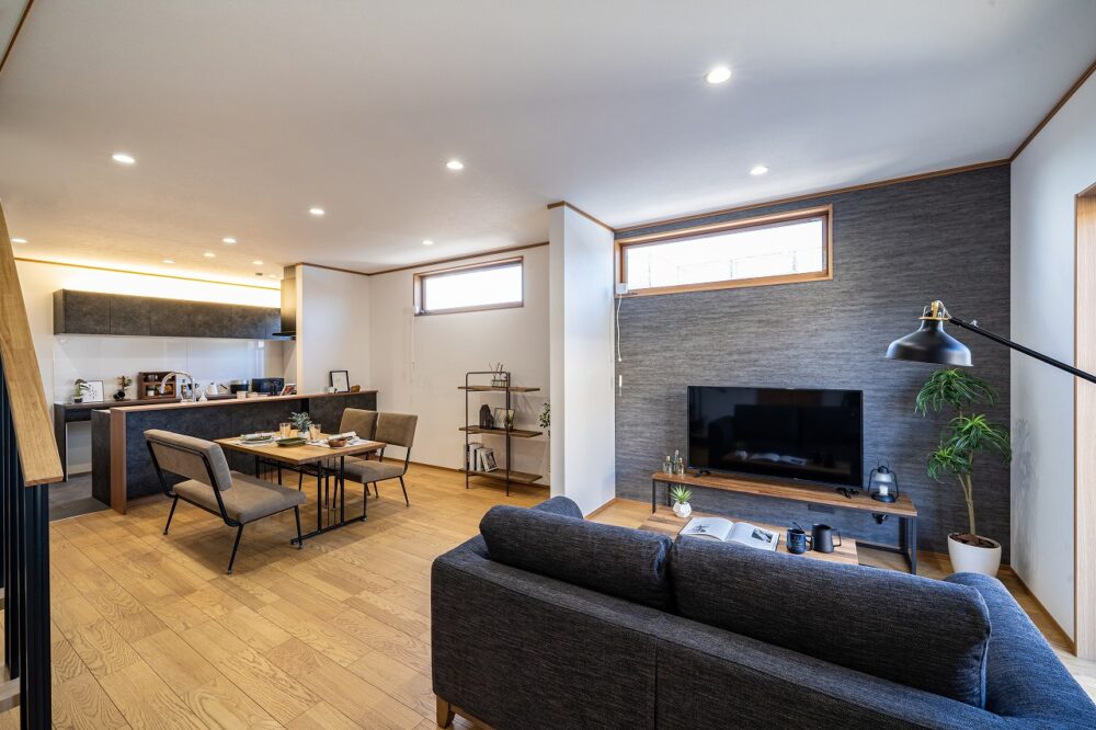 広々リビングにストリップ階段のある家