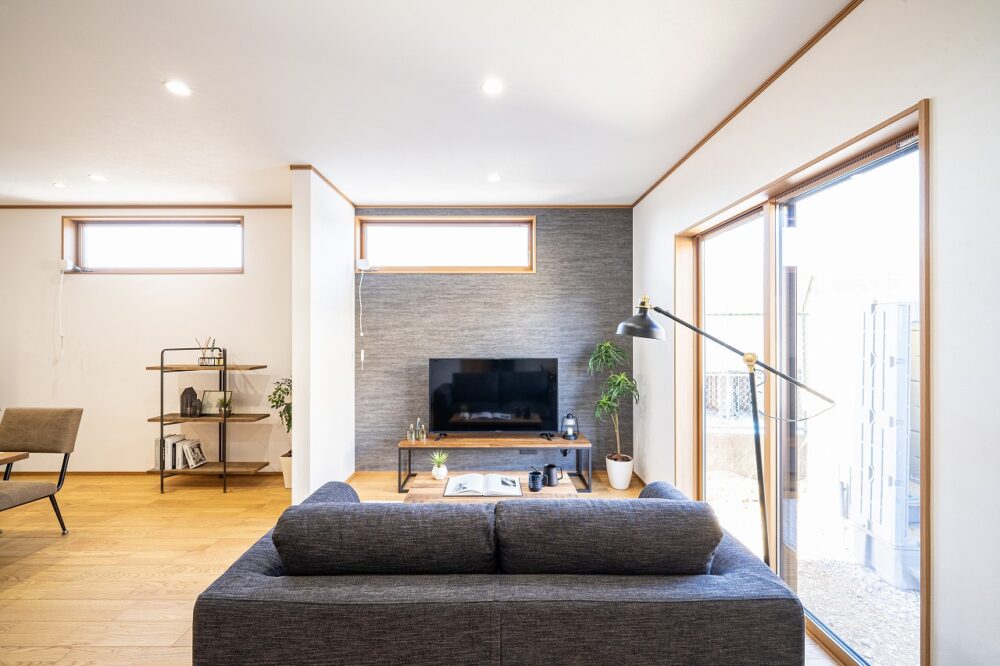 広々リビングにストリップ階段のある家