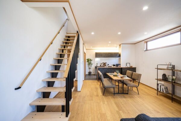 広々リビングにストリップ階段のある家