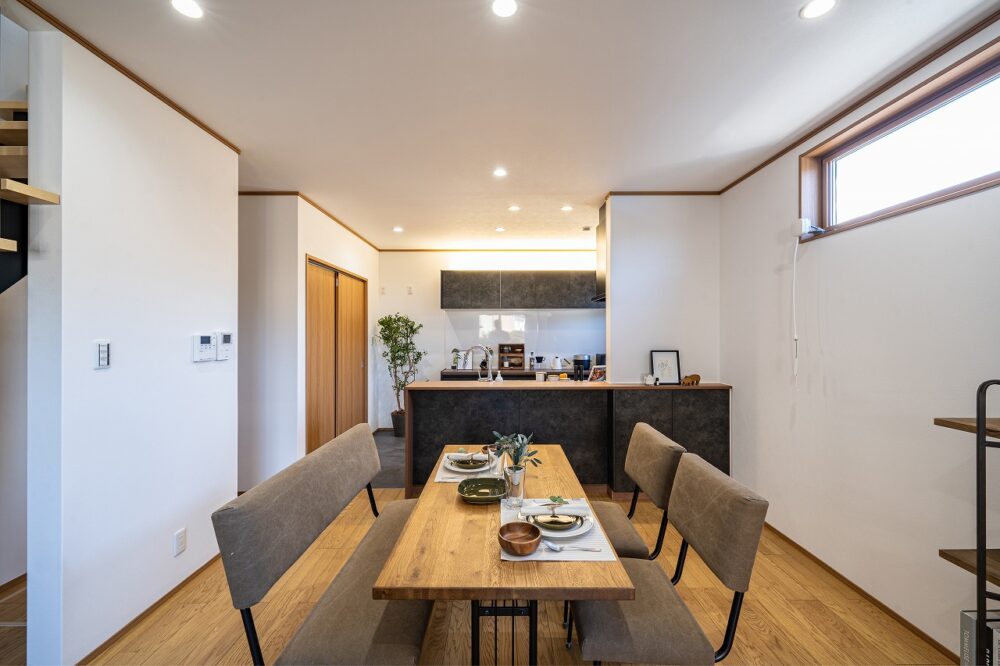 広々リビングにストリップ階段のある家