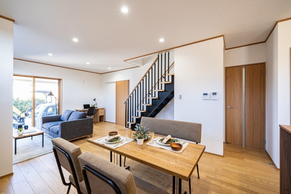 広々リビングにストリップ階段のある家