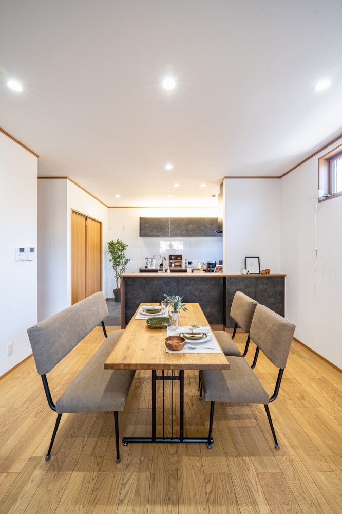 広々リビングにストリップ階段のある家