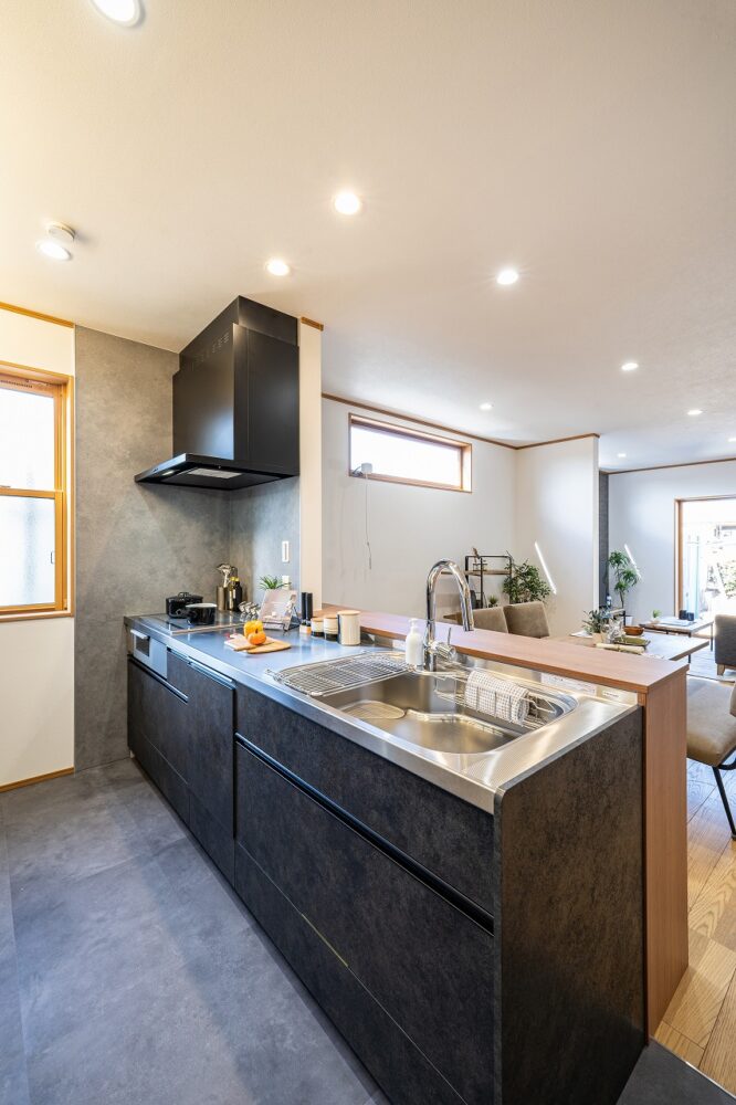 広々リビングにストリップ階段のある家