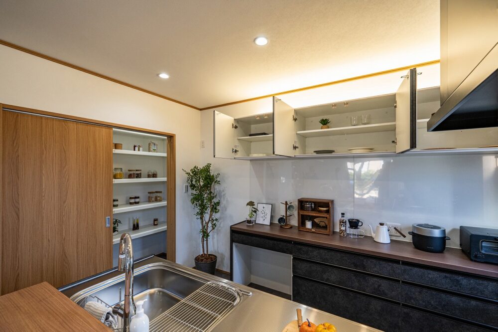 広々リビングにストリップ階段のある家