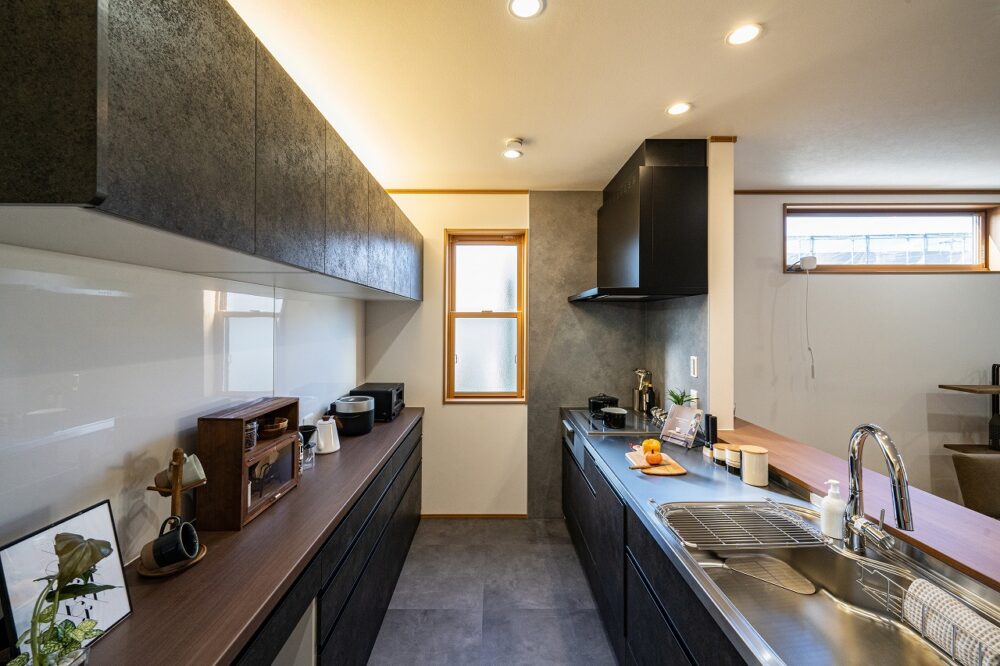 広々リビングにストリップ階段のある家