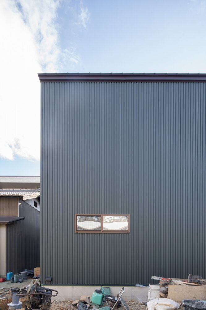 広々リビングにストリップ階段のある家