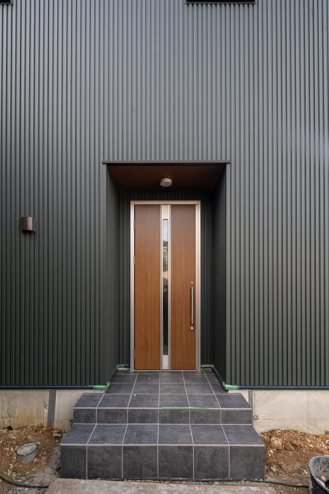 広々リビングにストリップ階段のある家