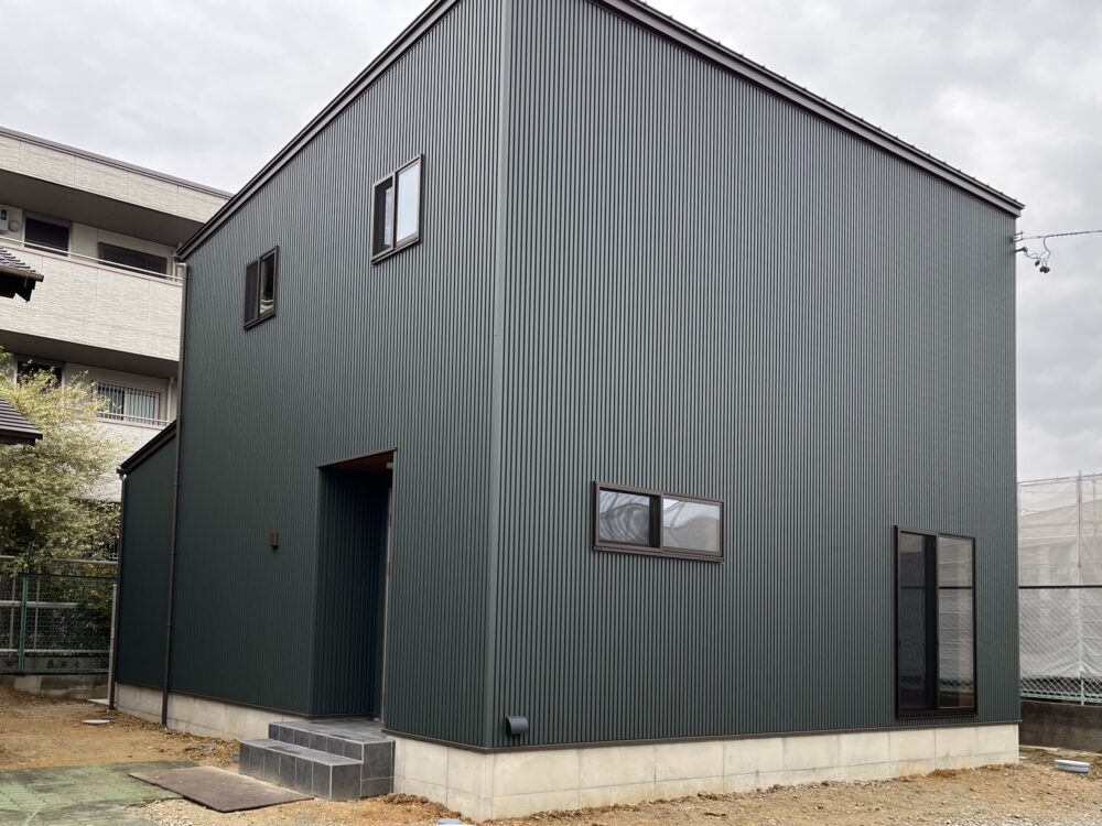 広々リビングにストリップ階段のある家