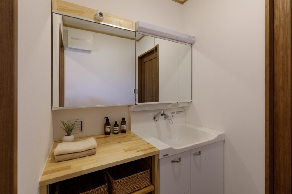 広い土間からLDKにつながる和室のある平屋