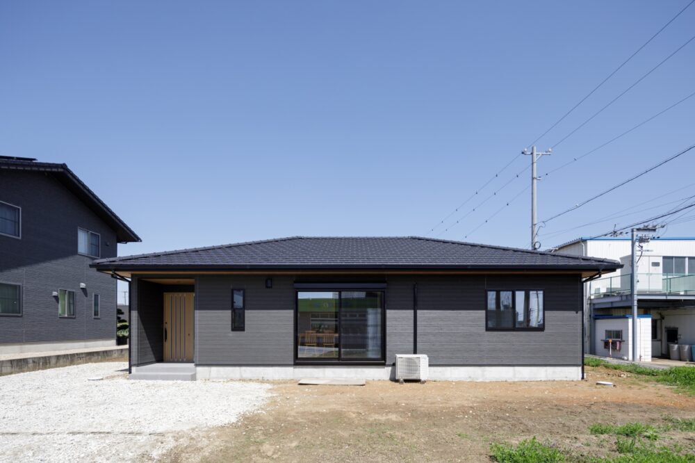 広い土間からLDKにつながる和室のある平屋