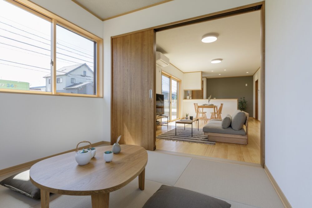 広い土間からLDKにつながる和室のある平屋