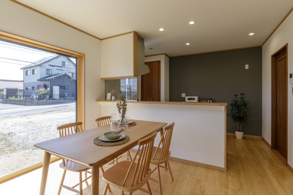 広い土間からLDKにつながる和室のある平屋