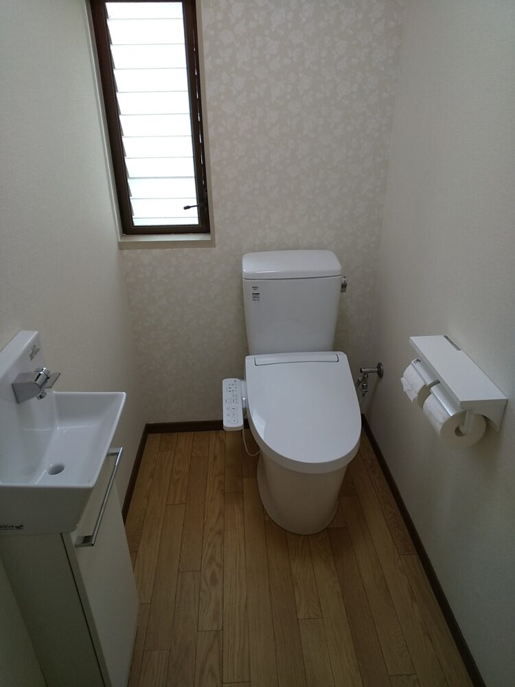 既設母屋の全面改修とデッキ付き平屋のLDK増築