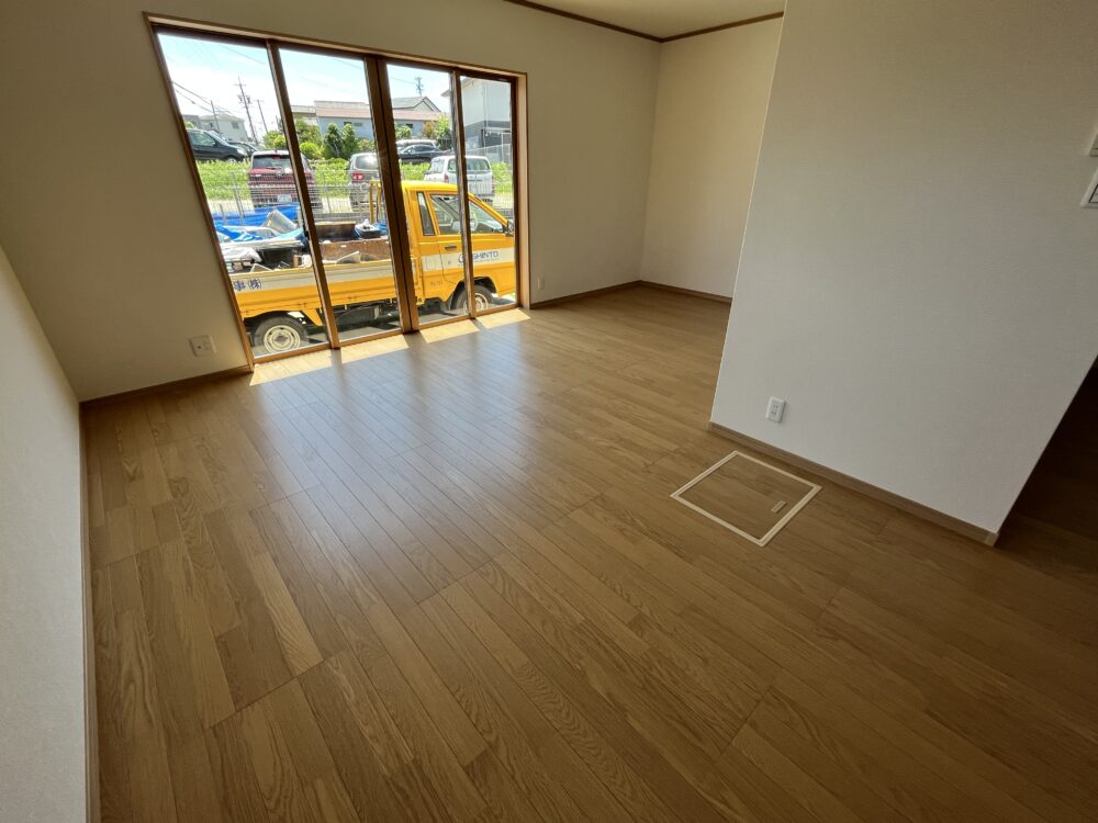 既設母屋の全面改修とデッキ付き平屋のLDK増築