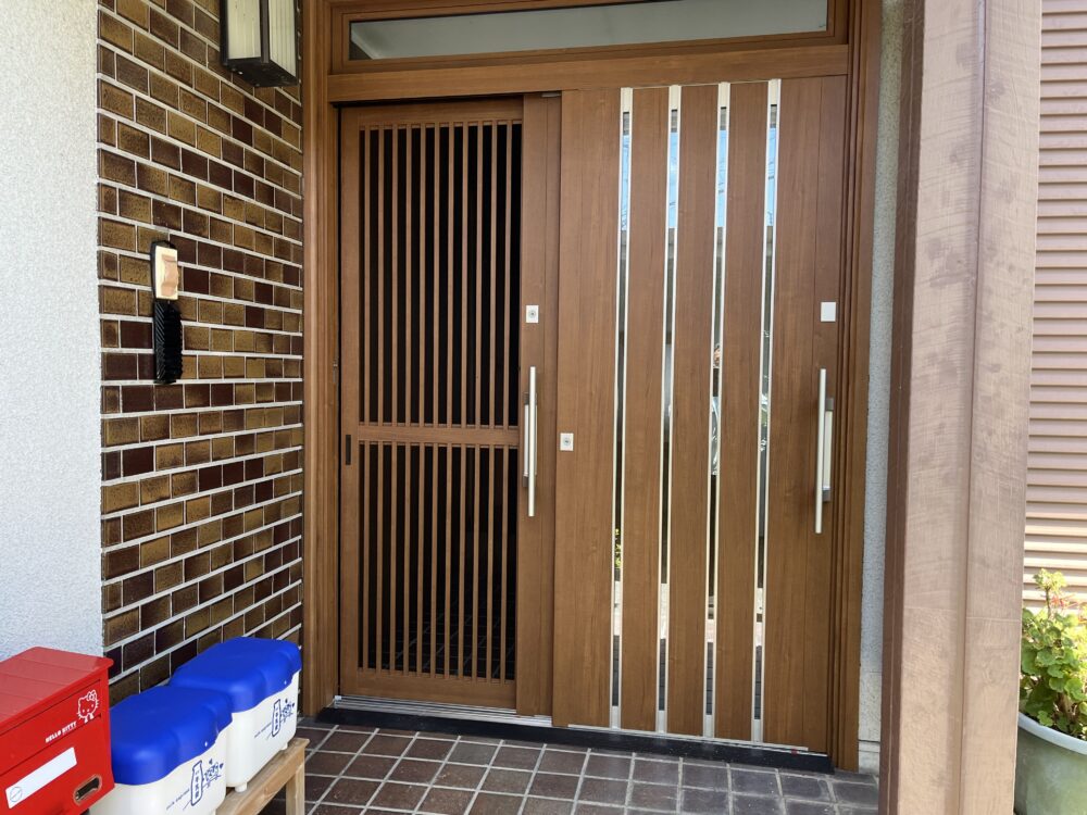 既設母屋の全面改修とデッキ付き平屋のLDK増築