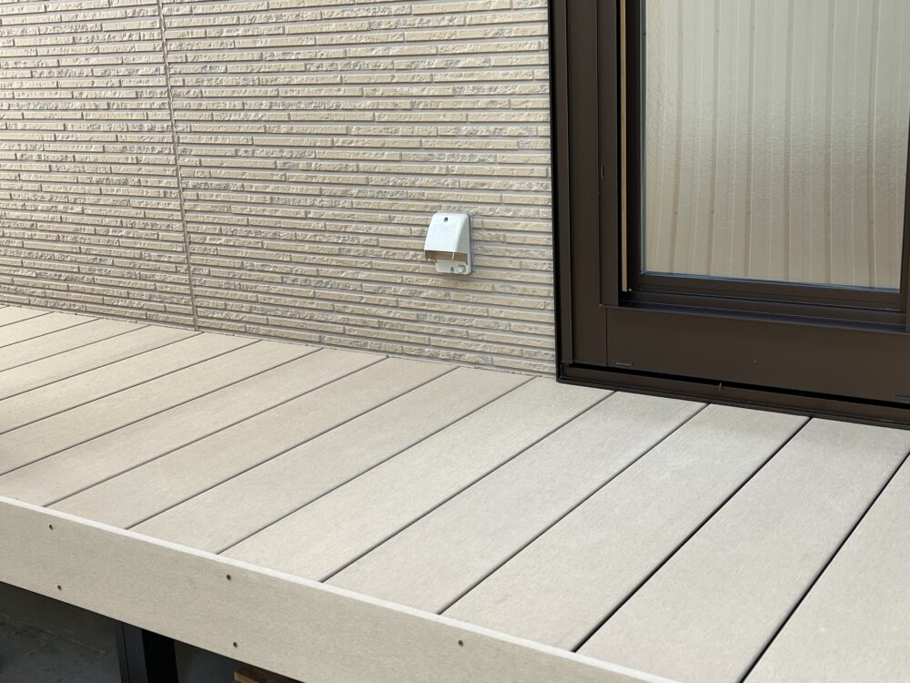 既設母屋の全面改修とデッキ付き平屋のLDK増築