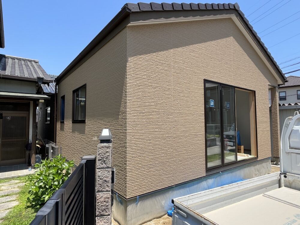 既設母屋の全面改修とデッキ付き平屋のLDK増築