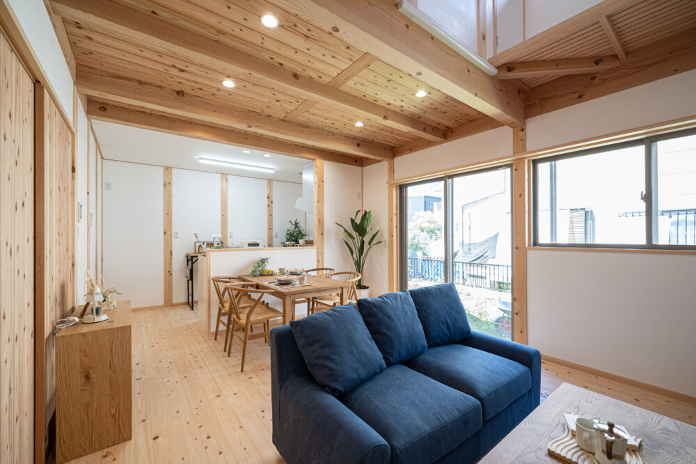 大きな吹き抜けが心地いい自然素材の家