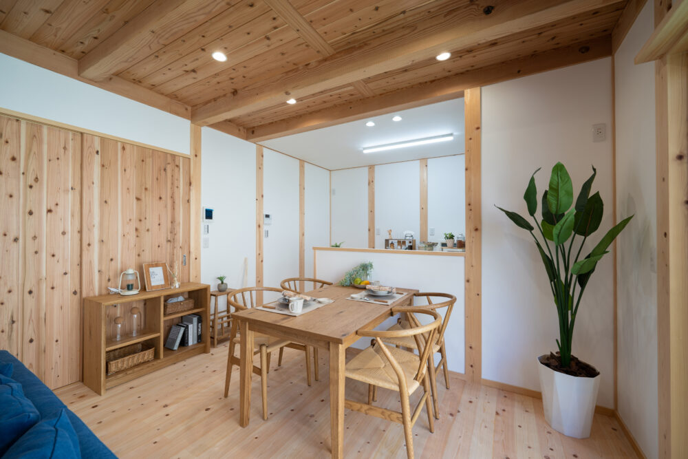 大きな吹き抜けが心地いい自然素材の家