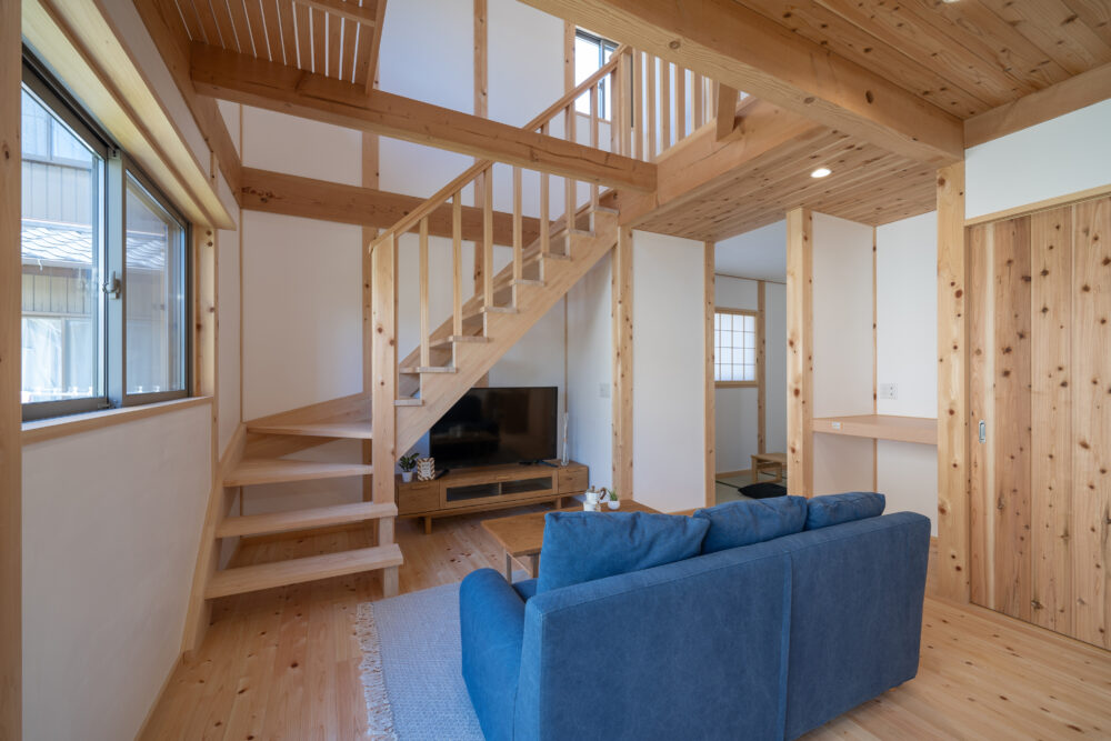 大きな吹き抜けが心地いい自然素材の家