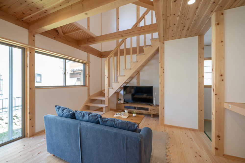 大きな吹き抜けが心地いい自然素材の家