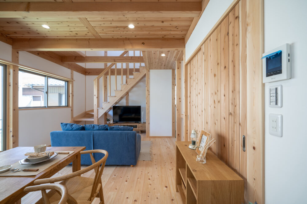 大きな吹き抜けが心地いい自然素材の家