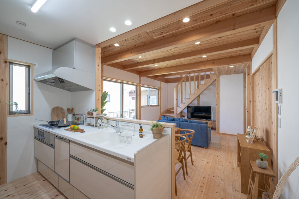 大きな吹き抜けが心地いい自然素材の家