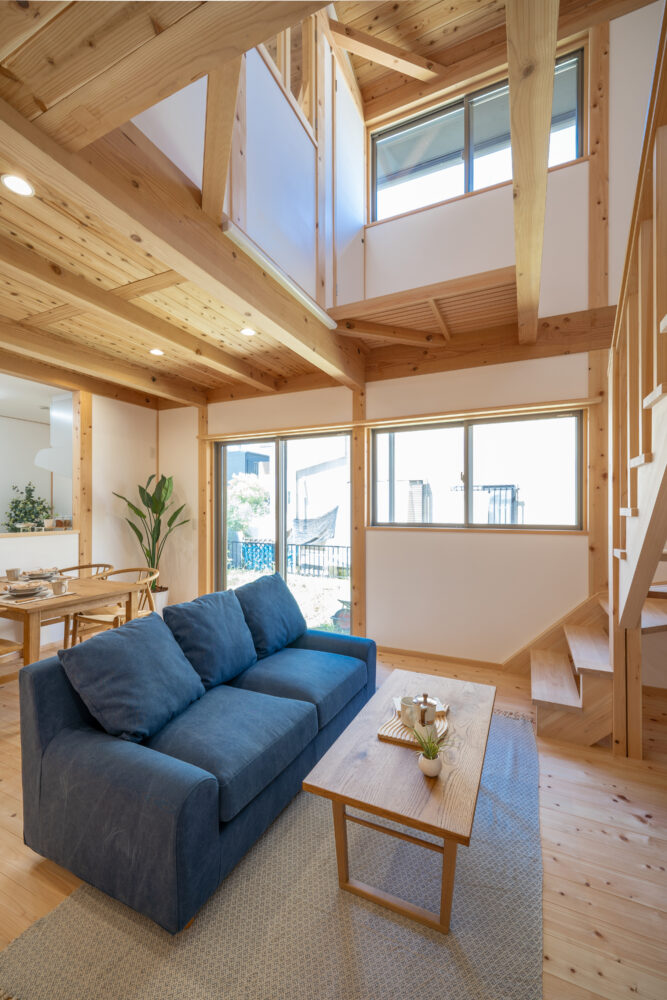 大きな吹き抜けが心地いい自然素材の家