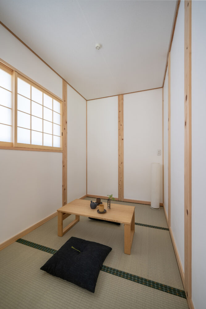 大きな吹き抜けが心地いい自然素材の家